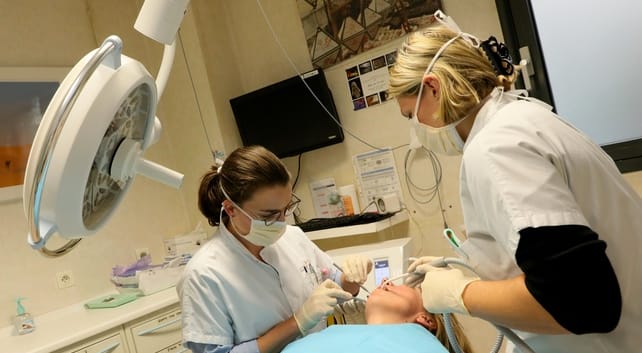 trouvez facilement un dentiste à avignon près de votre lieu de travail pour des soins dentaires rapides et adaptés à votre emploi du temps.