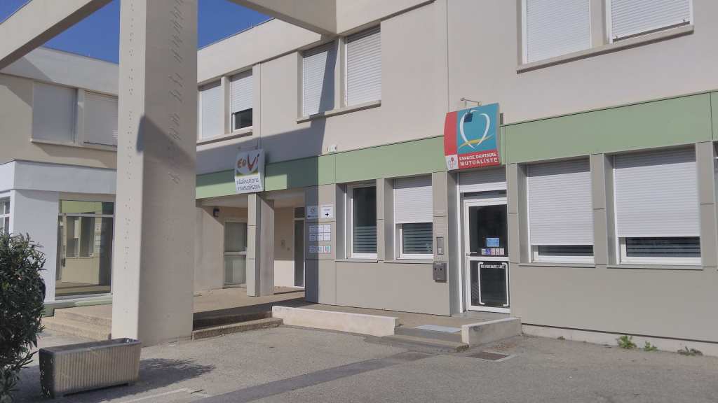 dentiste à avignon spécialisé dans les soins dentaires pour les seniors : expertise, confort et conseils adaptés pour préserver votre sourire.